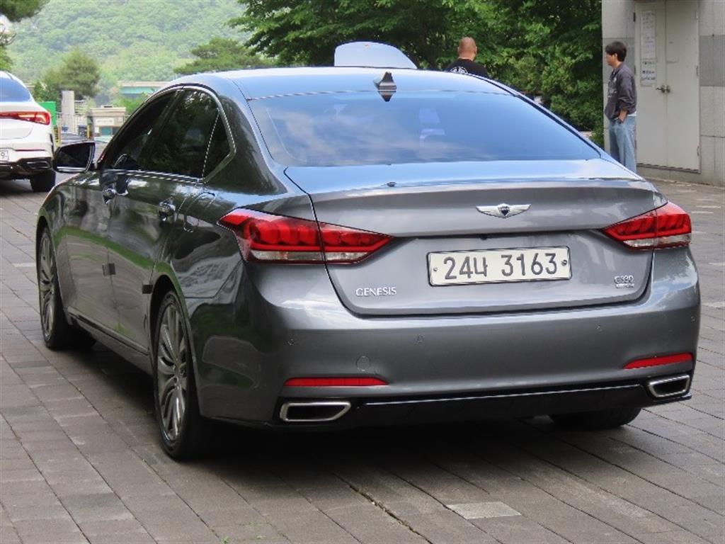 HYUNDAI Genesis - Vista 7