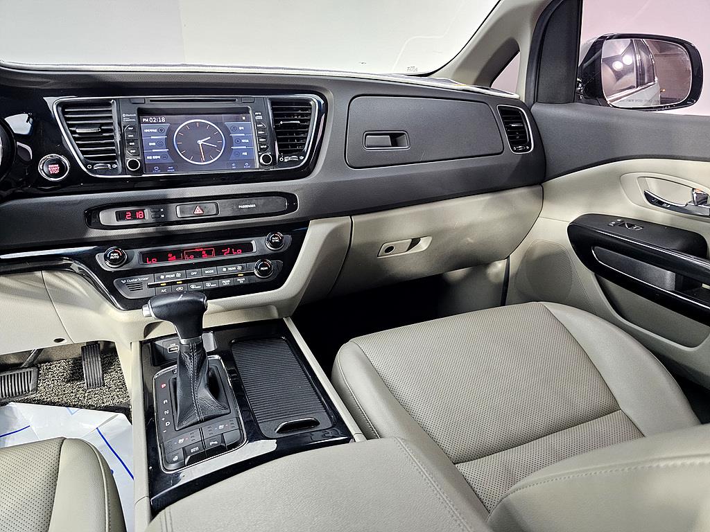 KIA Carnival - Vista 10