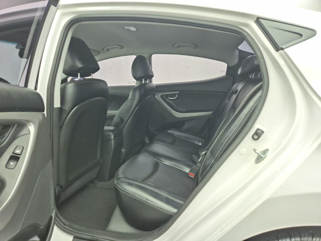 HYUNDAI Avante - Vista 12