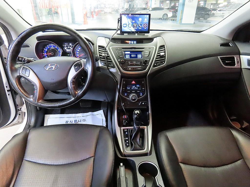 HYUNDAI Avante - Vista 10