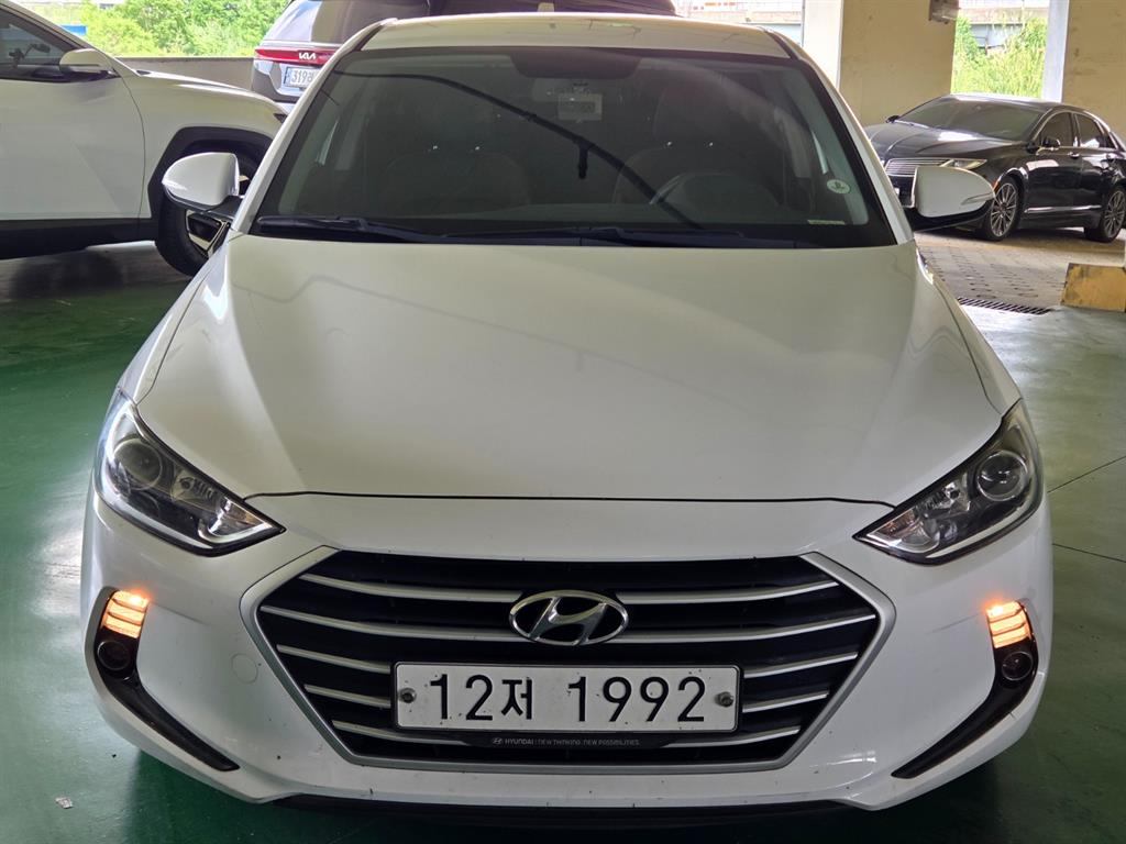 HYUNDAI Avante - Vista 2