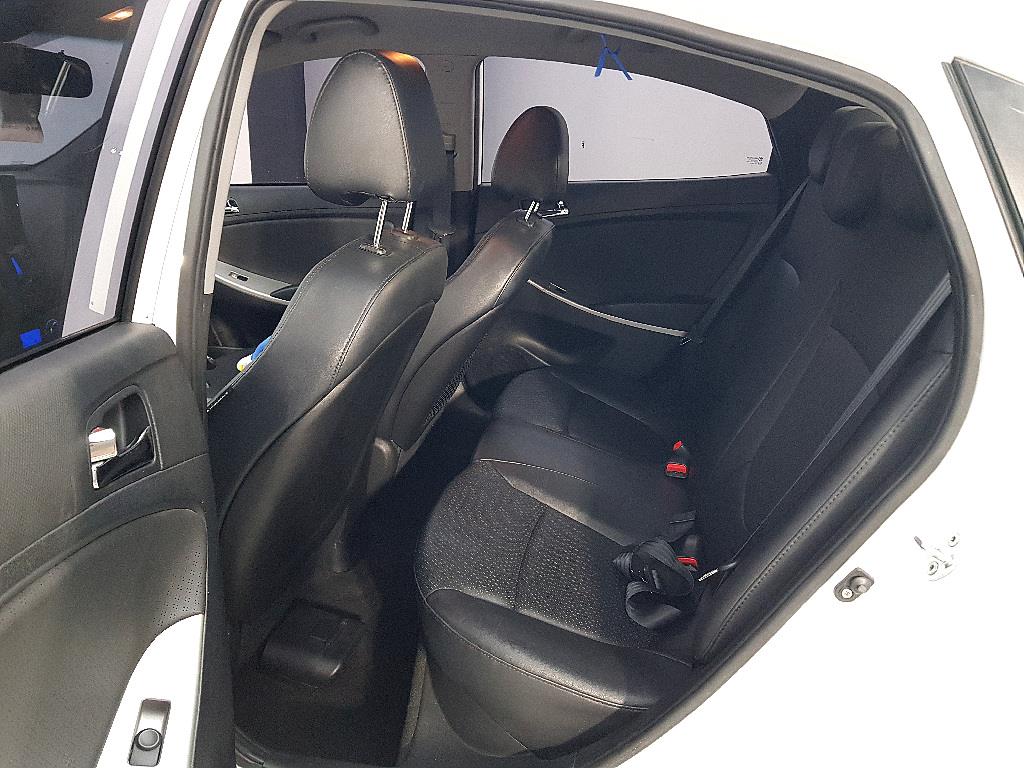 HYUNDAI Accent - Vista 9