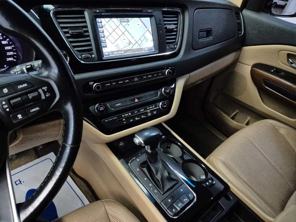 KIA Carnival - Vista 10