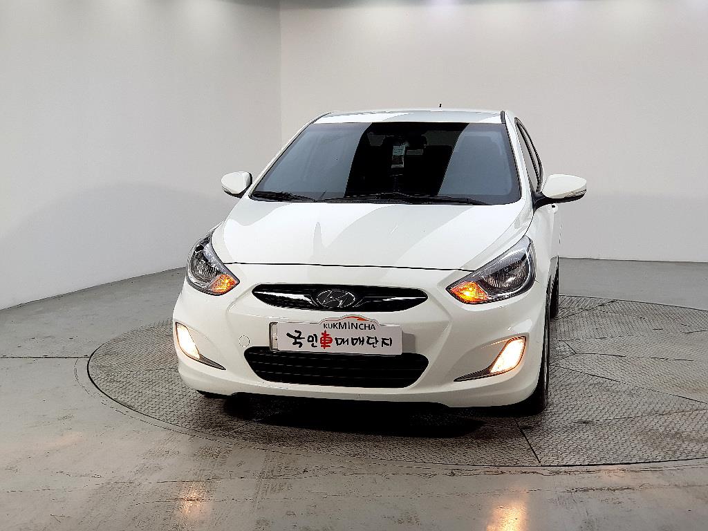 HYUNDAI Accent - Vista 2