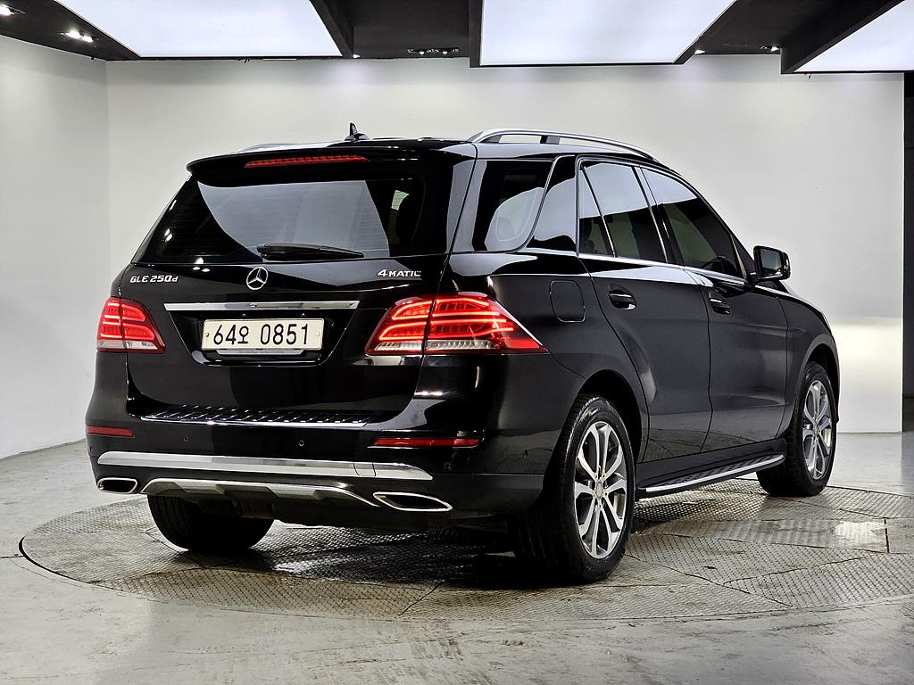 Mercedes Benz GLE Class - Vista 4