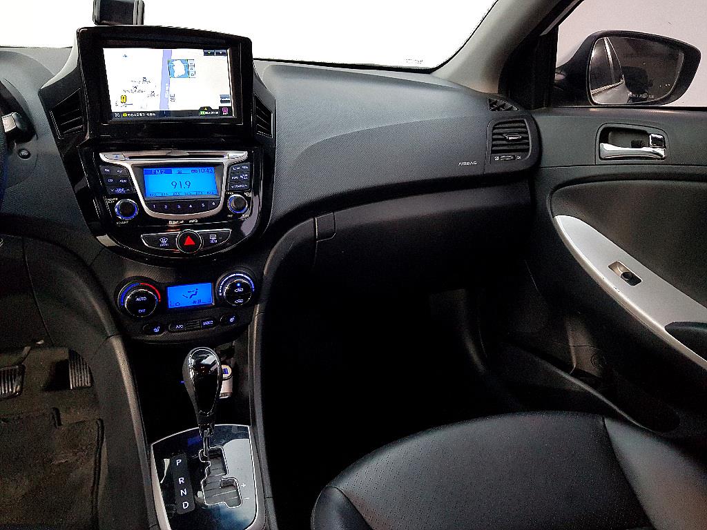 HYUNDAI Accent - Vista 10