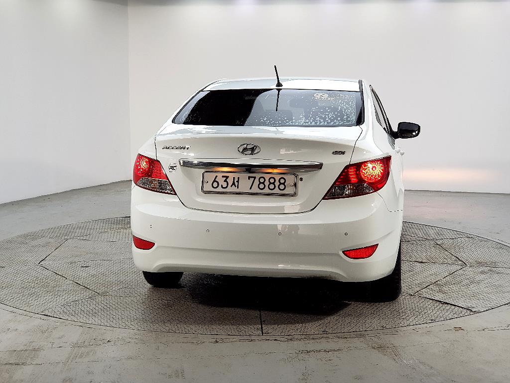 HYUNDAI Accent - Vista 3