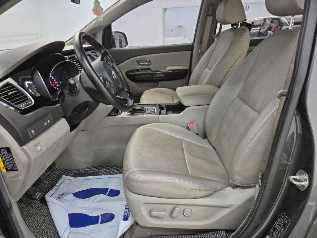 KIA Carnival - Vista 11
