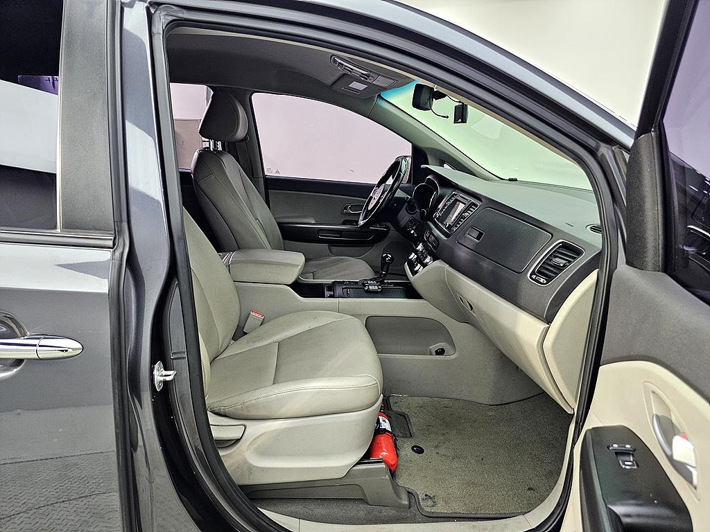 KIA Carnival - Vista 11