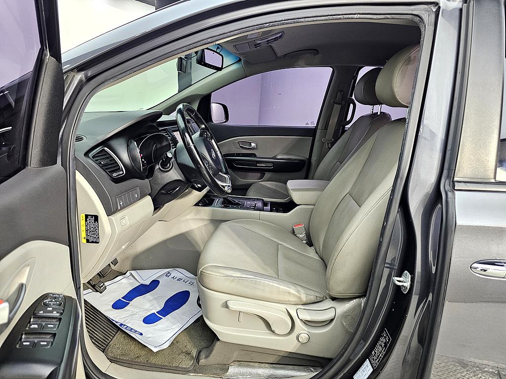 KIA Carnival - Vista 8