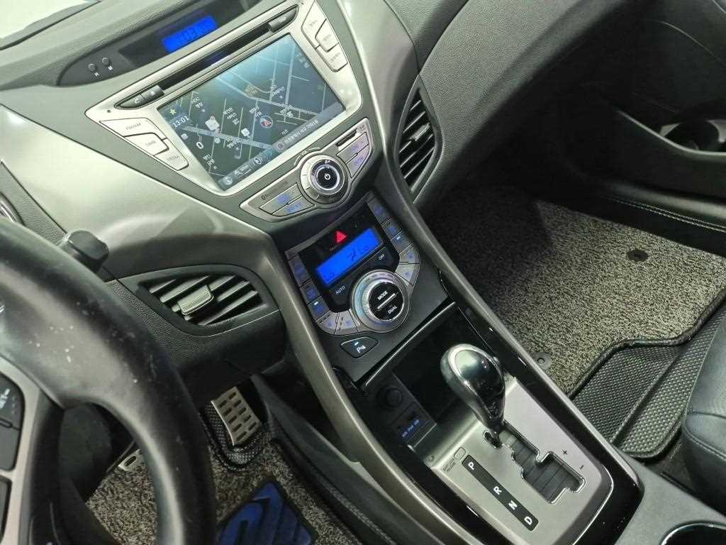 HYUNDAI Avante - Vista 10