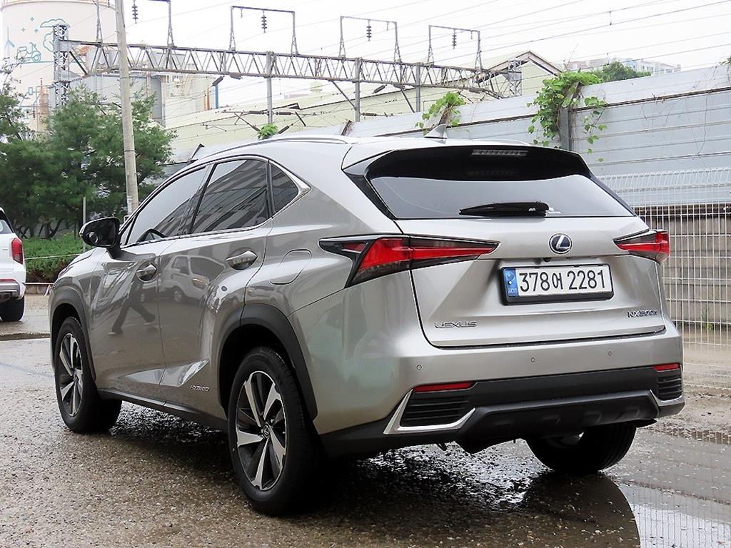 Lexus NX - Vista 3