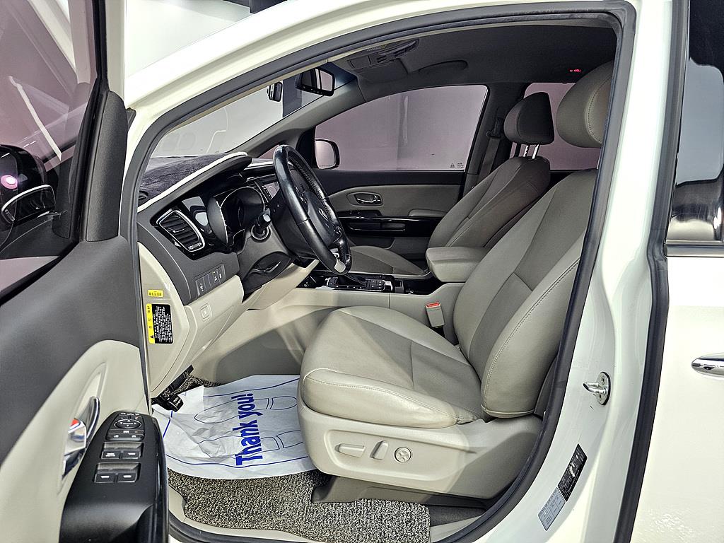 KIA Carnival - Vista 8
