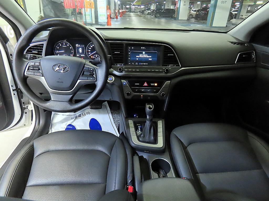 HYUNDAI Avante - Vista 10