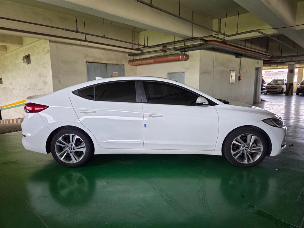 HYUNDAI Avante - Vista 5