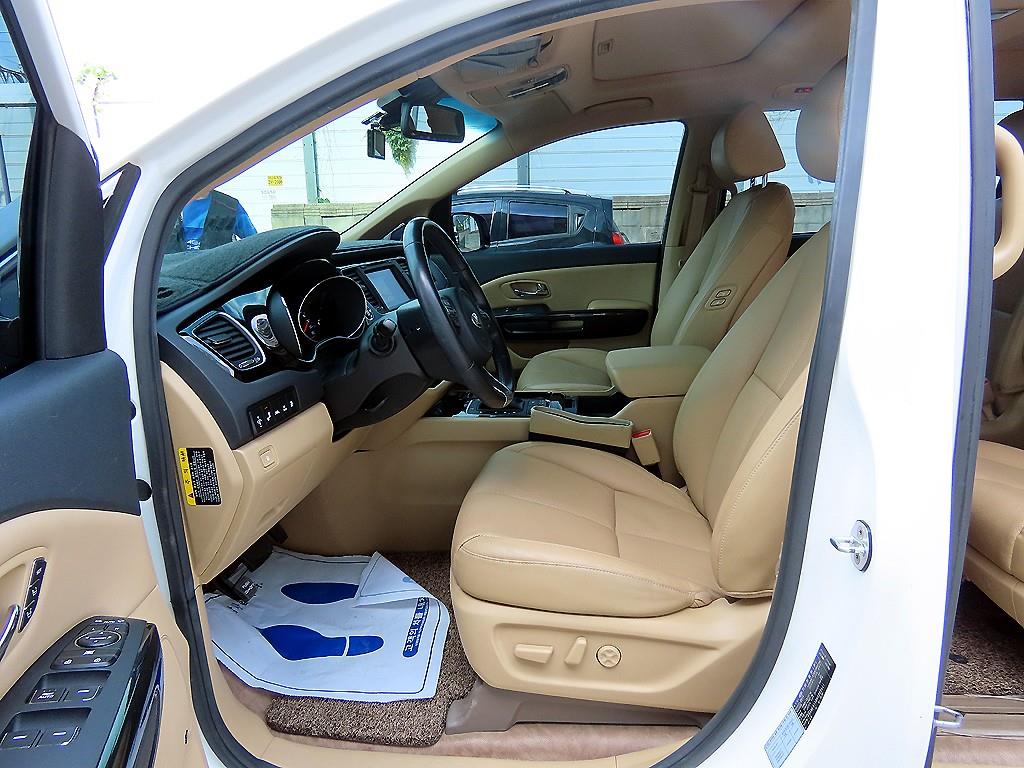KIA Carnival - Vista 5