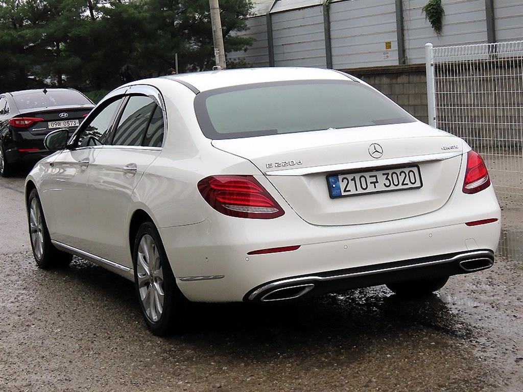 Mercedes Benz E class - Vista 3