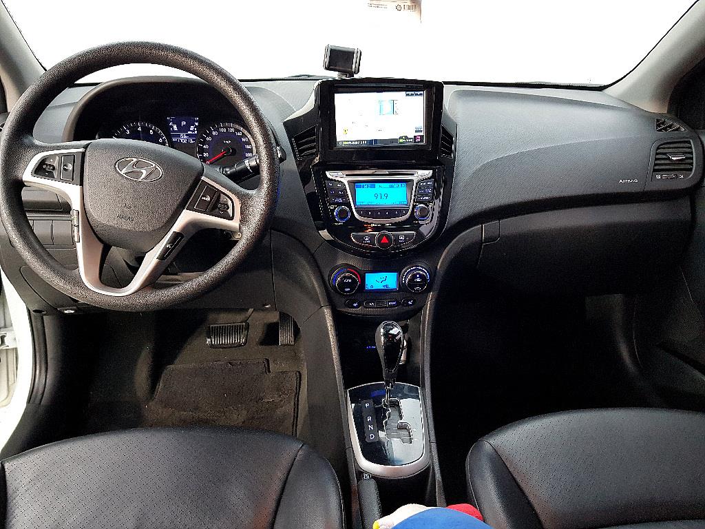 HYUNDAI Accent - Vista 5