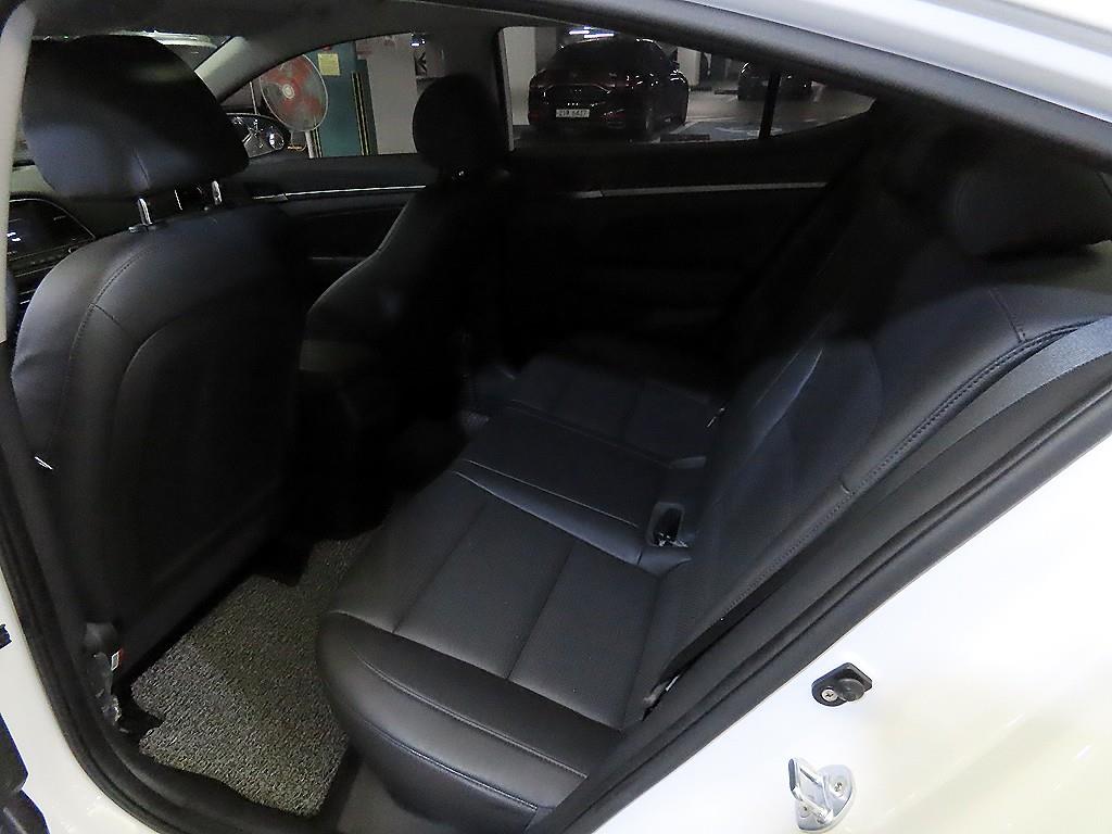 HYUNDAI Avante - Vista 7