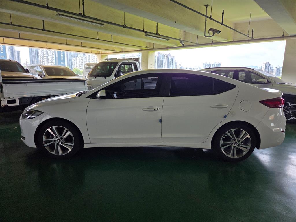 HYUNDAI Avante - Vista 3