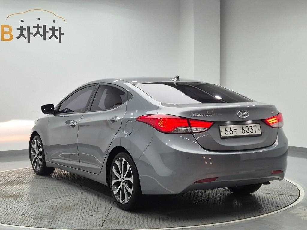 HYUNDAI Avante - Vista 2