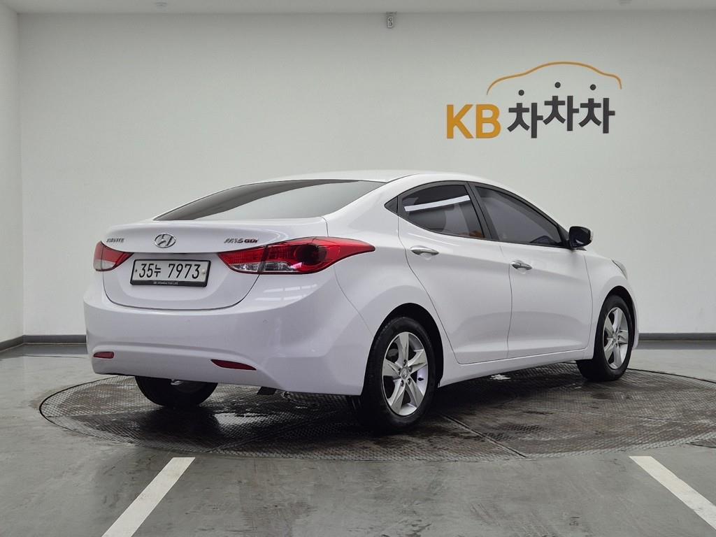 HYUNDAI Avante - Vista 4