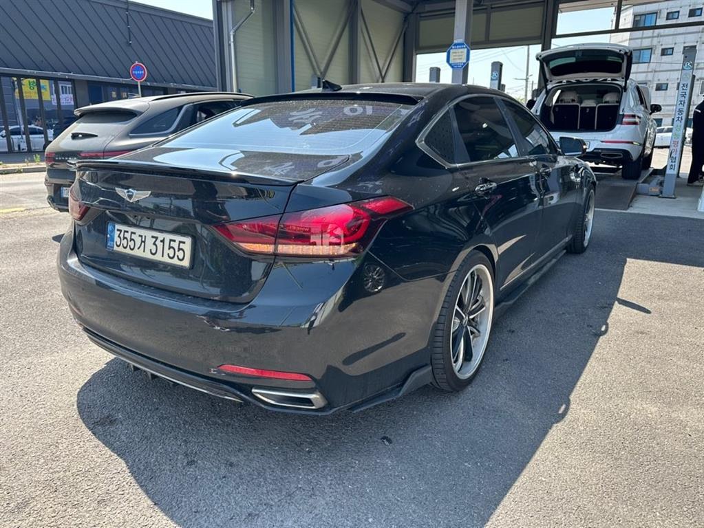 HYUNDAI Genesis - Vista 6