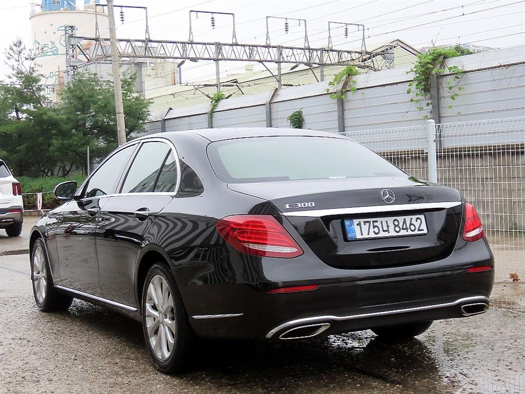 Mercedes Benz E class - Vista 3