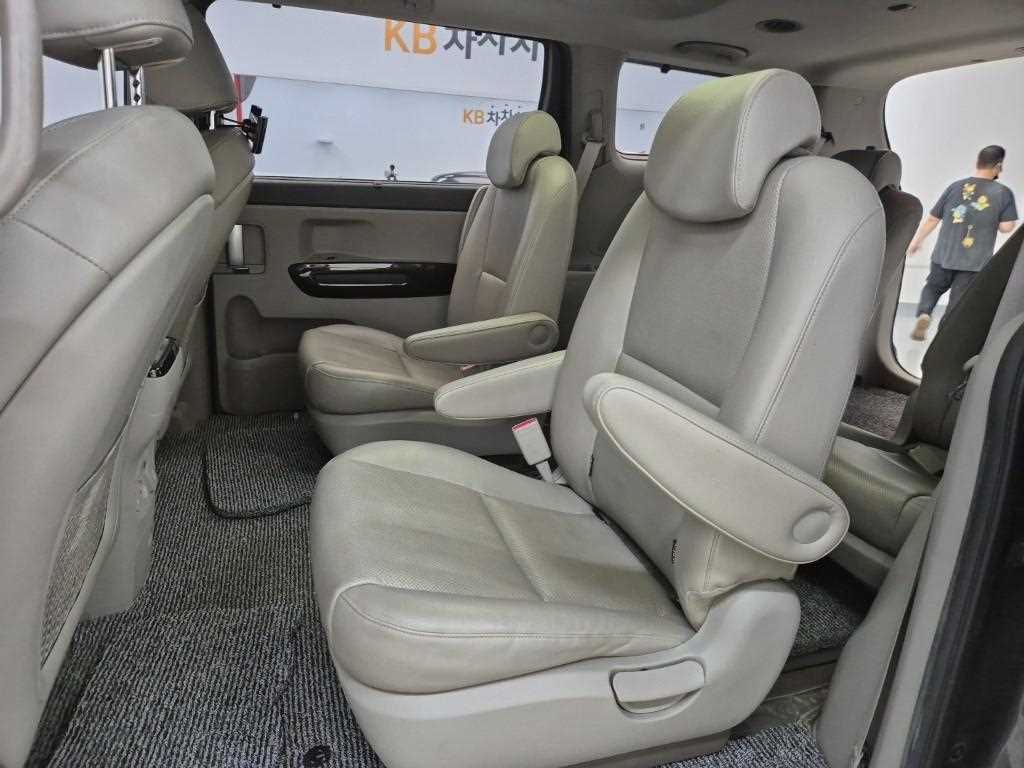 KIA Carnival - Vista 12