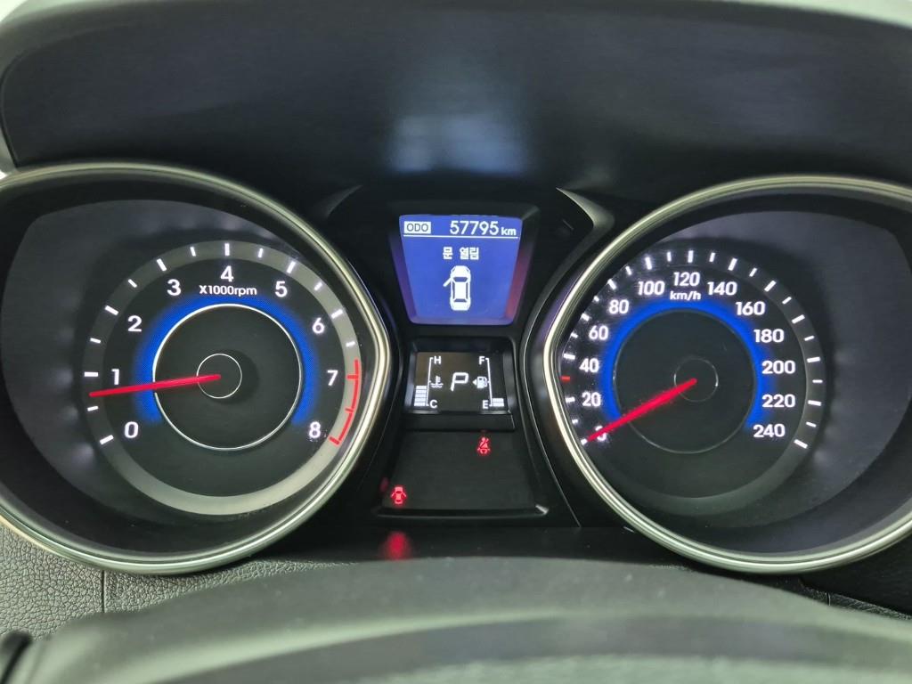 HYUNDAI Avante - Vista 7