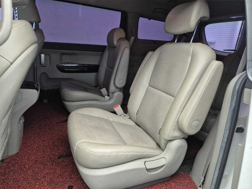 KIA Carnival - Vista 12