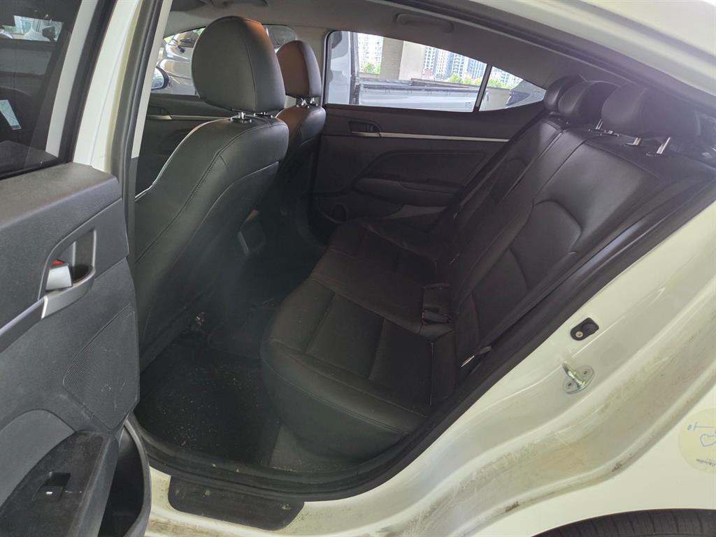 HYUNDAI Avante - Vista 7
