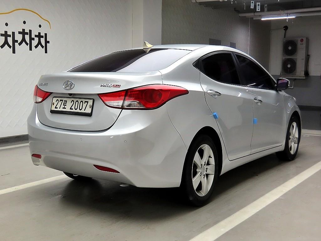 HYUNDAI Avante - Vista 3