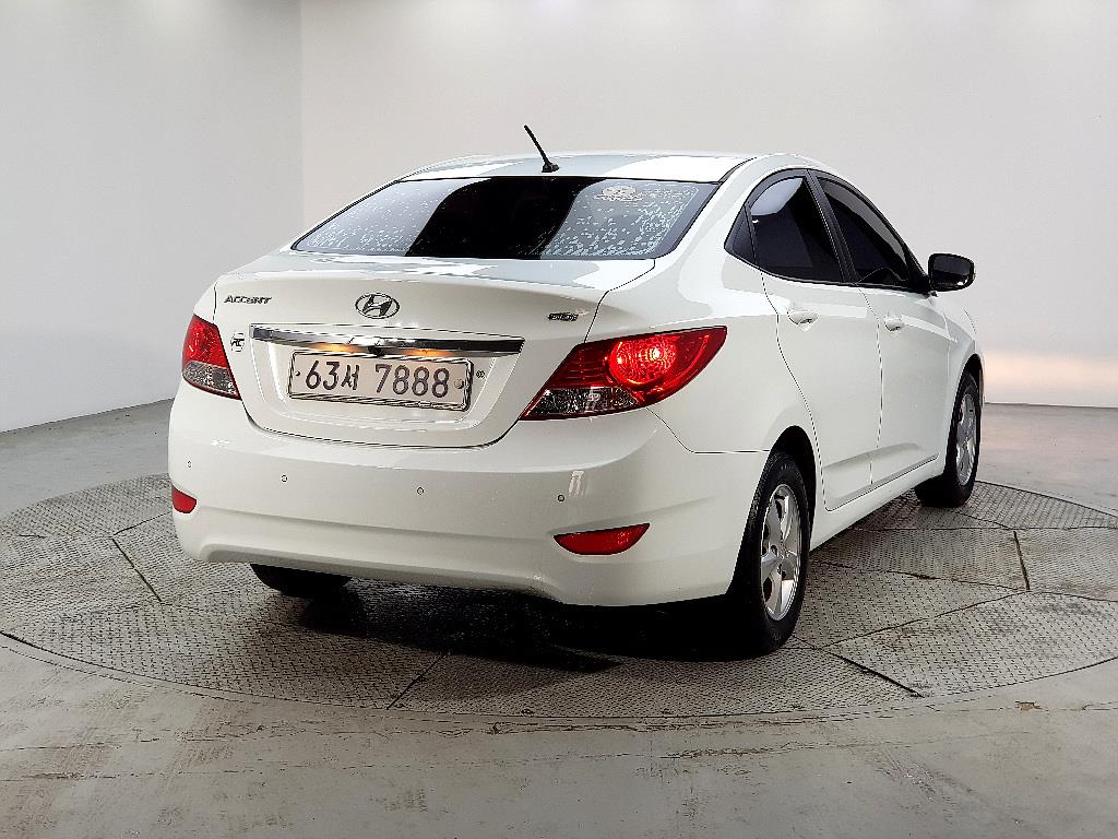 HYUNDAI Accent - Vista 4