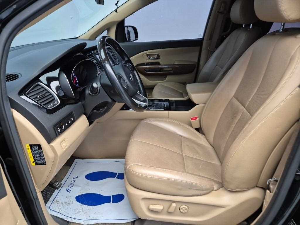 KIA Carnival - Vista 11
