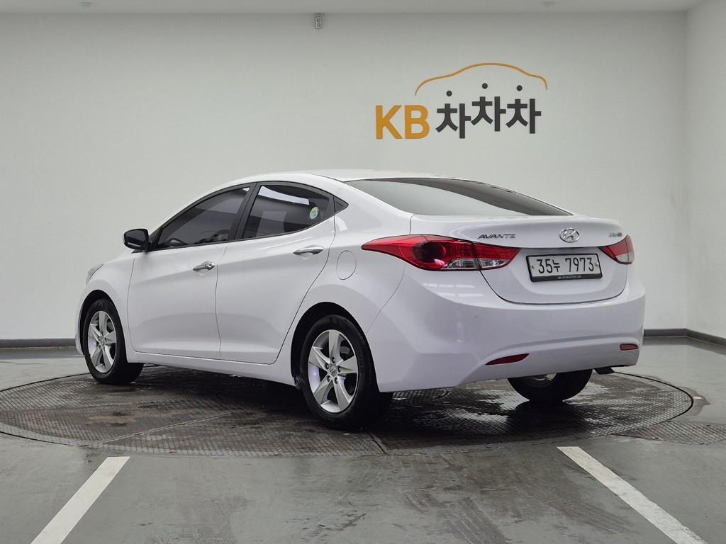 HYUNDAI Avante - Vista 3