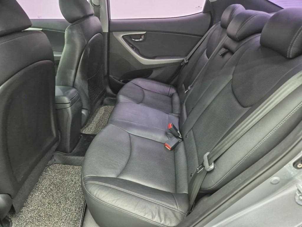 HYUNDAI Avante - Vista 12