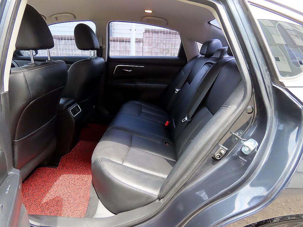 Nissan Altima - Vista 6