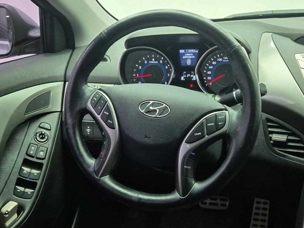 HYUNDAI Avante - Vista 9