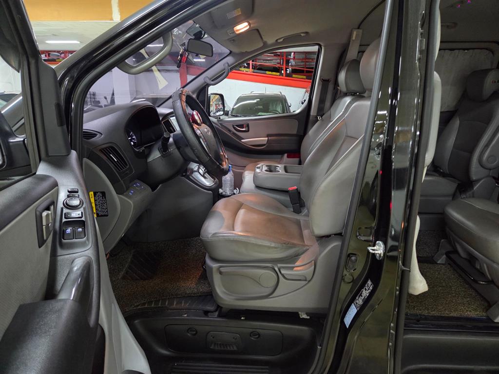 HYUNDAI Starex - Vista 6