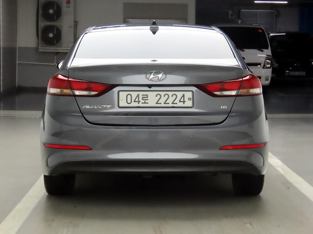 HYUNDAI Avante - Vista 3