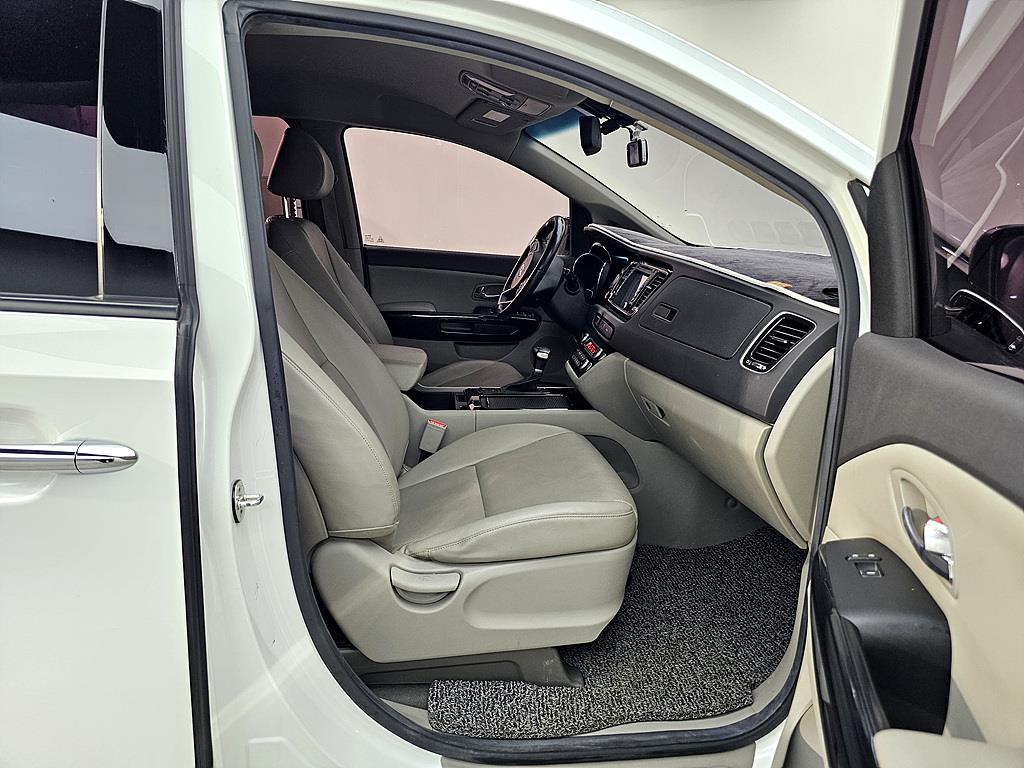 KIA Carnival - Vista 11