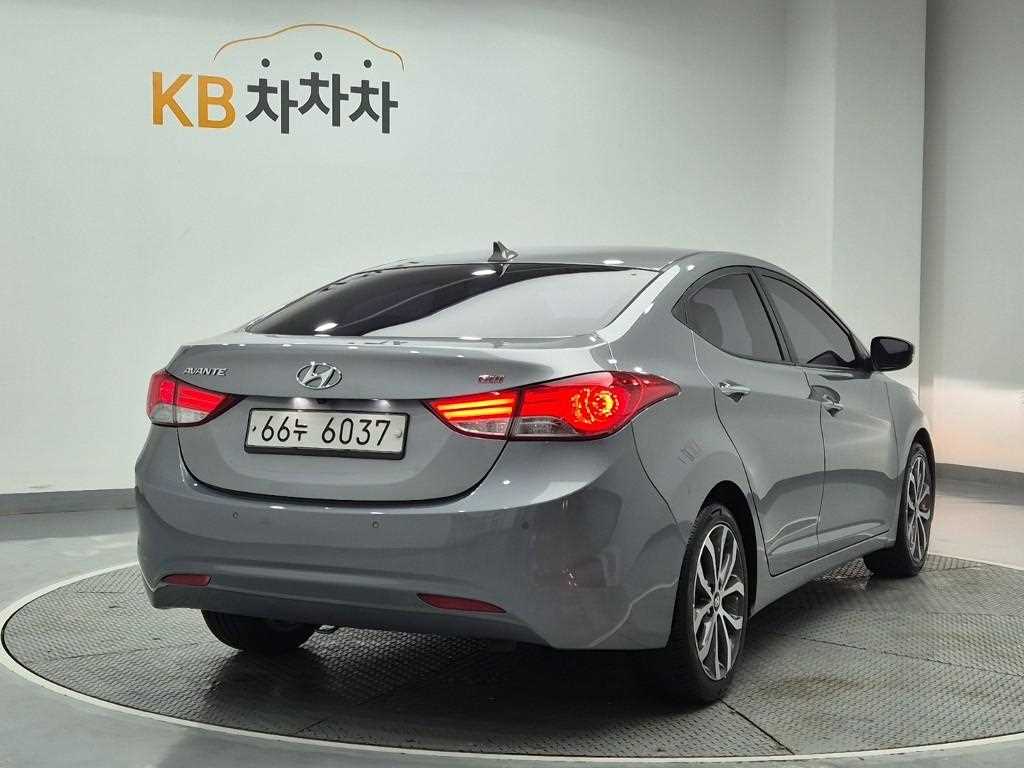 HYUNDAI Avante - Vista 3