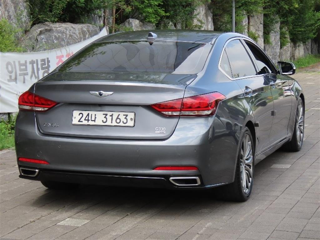HYUNDAI Genesis - Vista 5