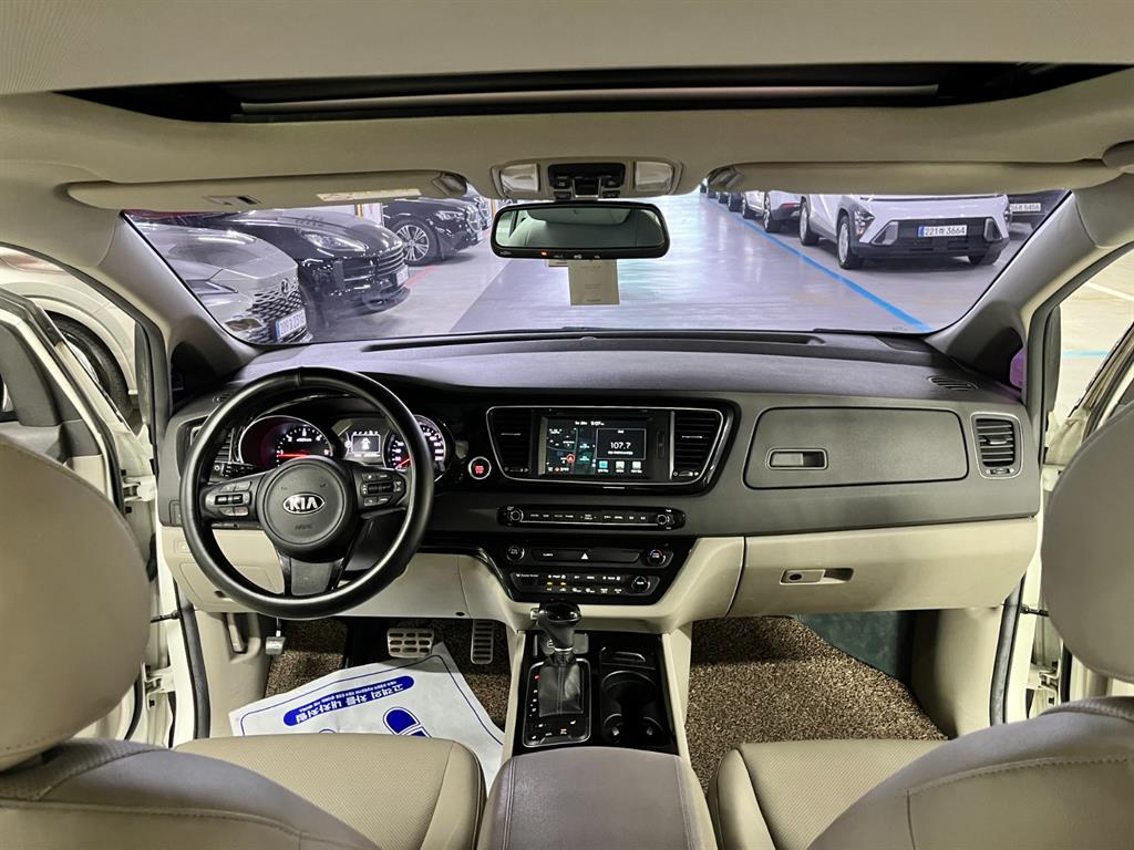 KIA Carnival - Vista 10