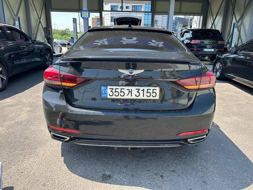HYUNDAI Genesis - Vista 5