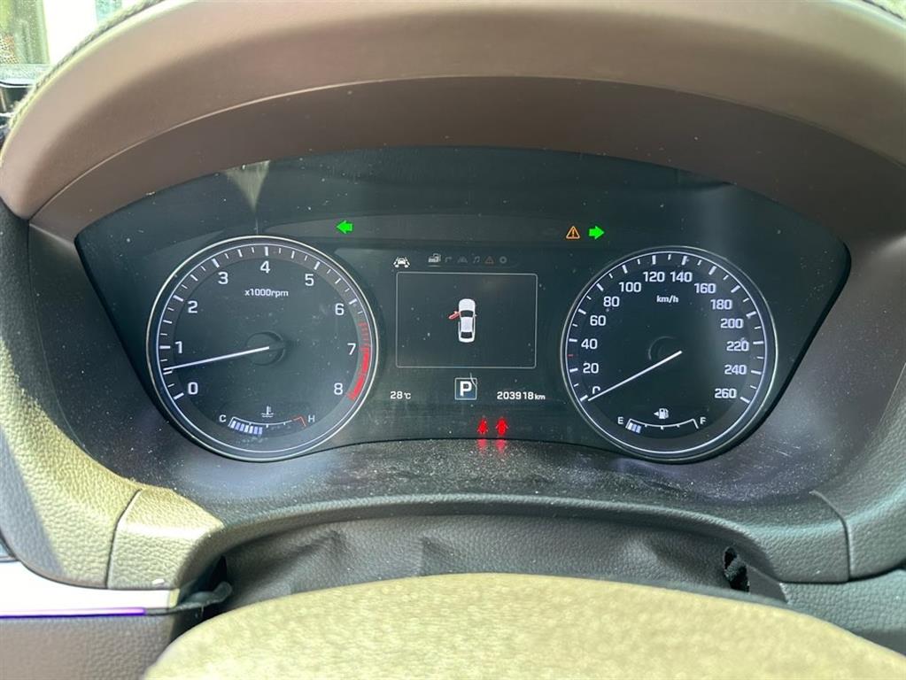 HYUNDAI Genesis - Vista 10