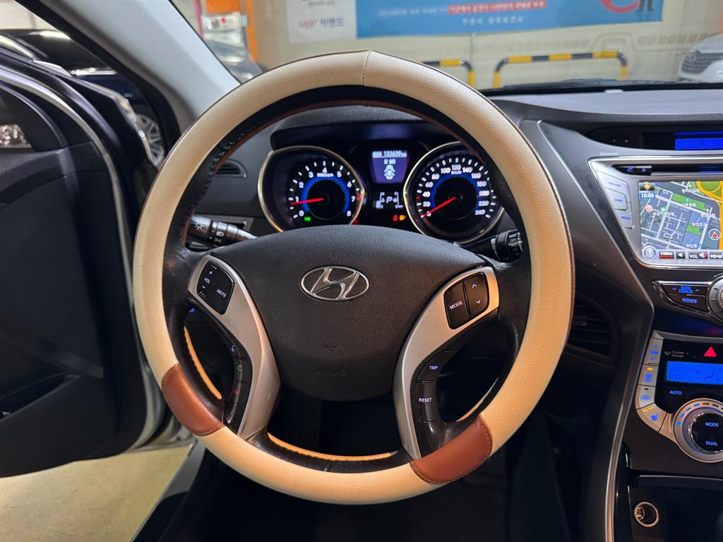 HYUNDAI Avante - Vista 9
