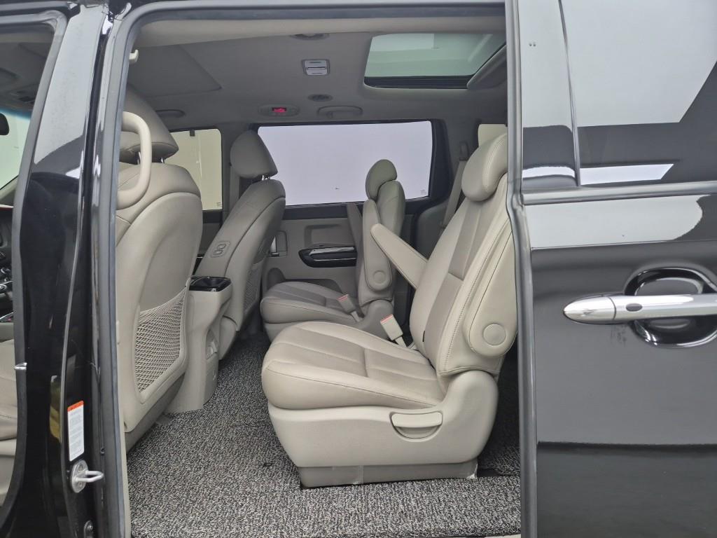 KIA Carnival - Vista 12
