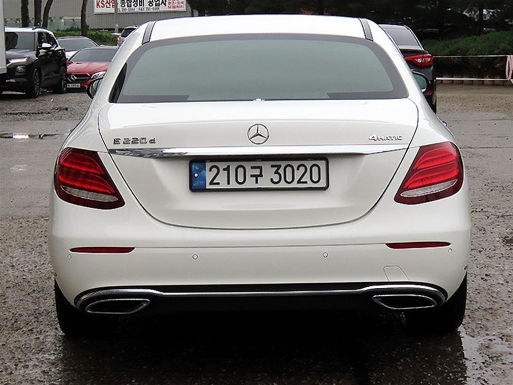 Mercedes Benz E class - Vista 4